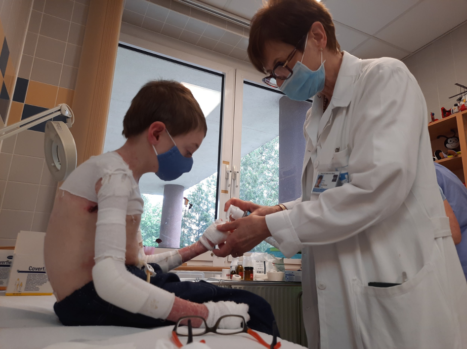 MUDr. H. Bučková, Ph.D. s malým pacientem Vojtou.